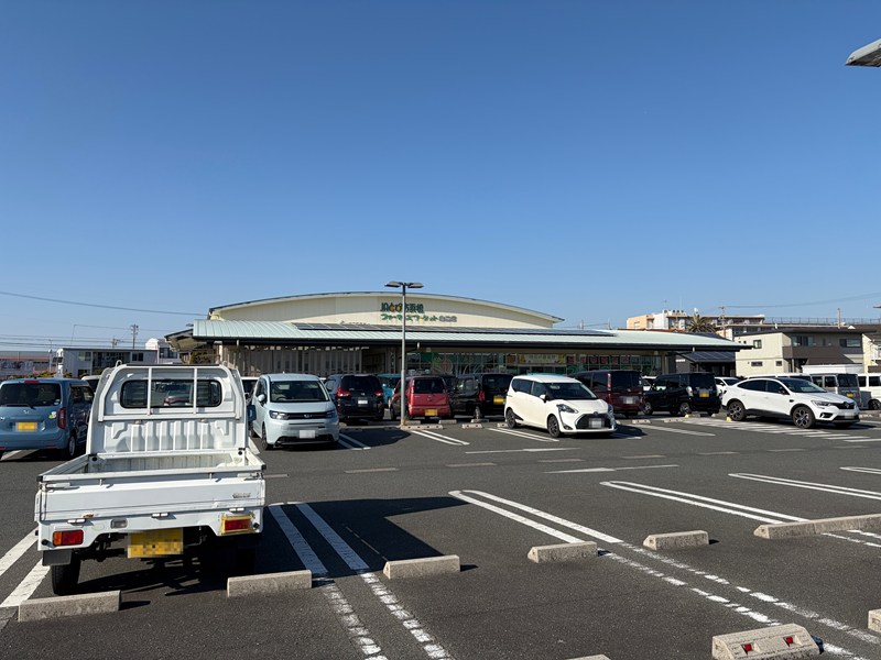 建屋と駐車場（ファーマーズマーケット白脇店）